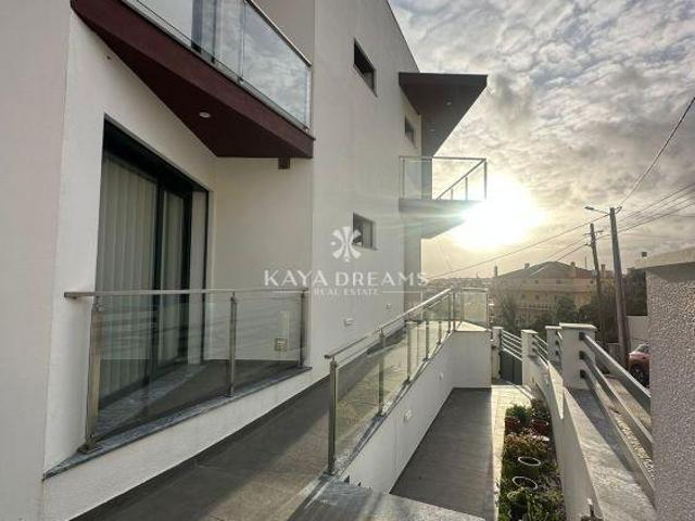 Moradia Semi Nova T4 de Luxo em Famões, a um Passo de Lisboa | 26064063844