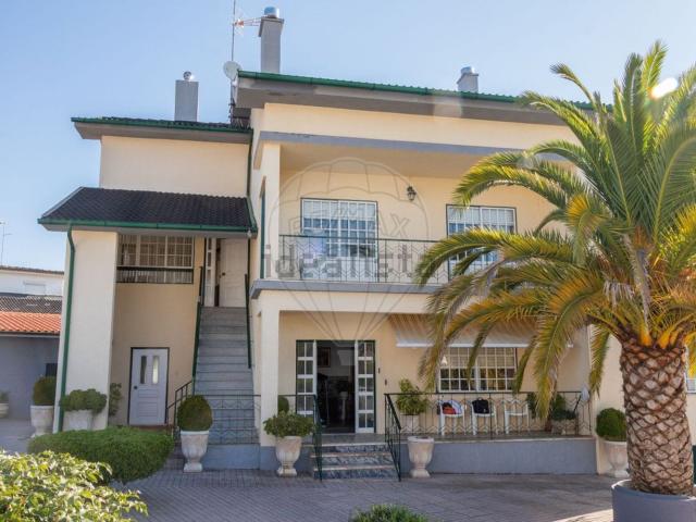 Moradia, Senouras