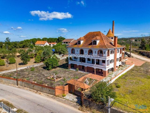 Moradia senhorial + 3 habitações em lote de 1.010 m² ? luxo e privacidade em Colmeias, Leiria | 26064063775