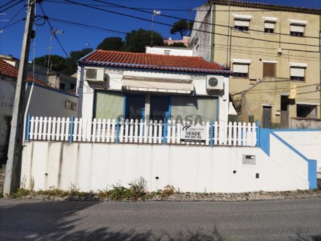 Moradia situada no centro da Maceira