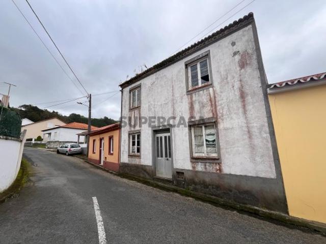 Moradia situada na freguesia de São Brás, concelho de Ribeira Grande