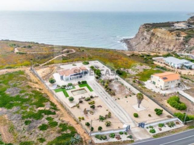 Moradia sobre a Praia da Calada