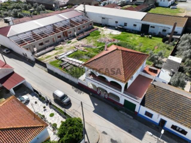 Moradia T5 com garagem, terraço e logradouro nas Ermidas Sado
