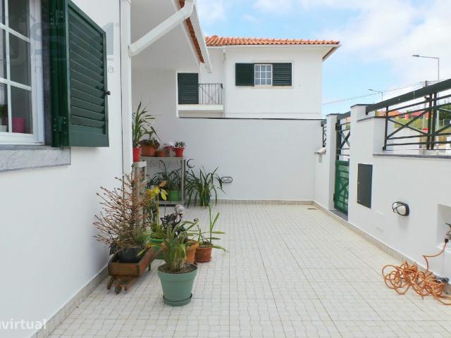Moradia T4+3 composta por 4 pisos, salo de festas e garagem 4 carros