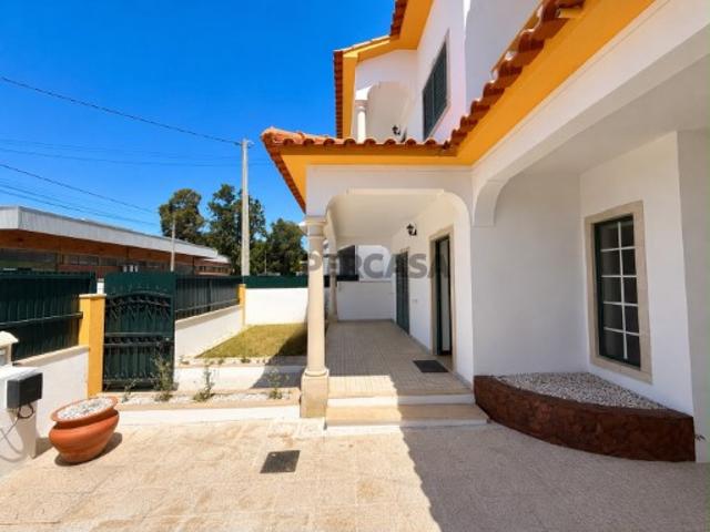 Moradia T4+1 | 2 Anexos Espaço Exterior Garagem | Entroncamento