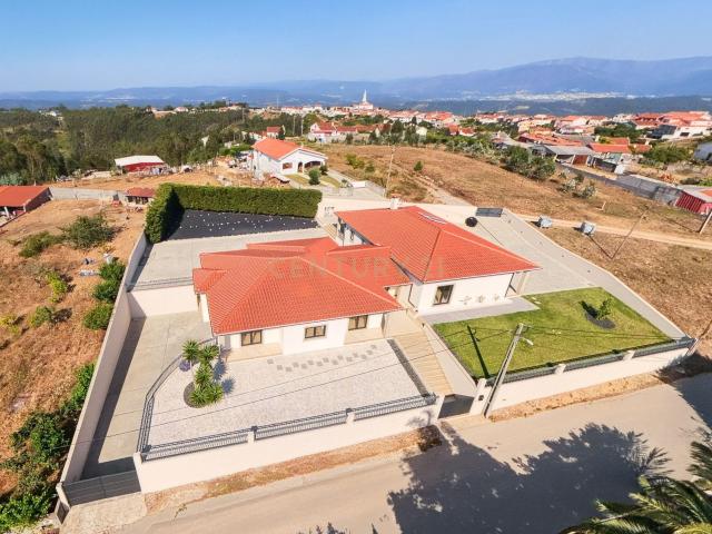 Moradia T4+1 térrea em estado novo com varanda coberta, jardim, vistas panorâmicas, arrumos e garagem grande numa localização sossegada