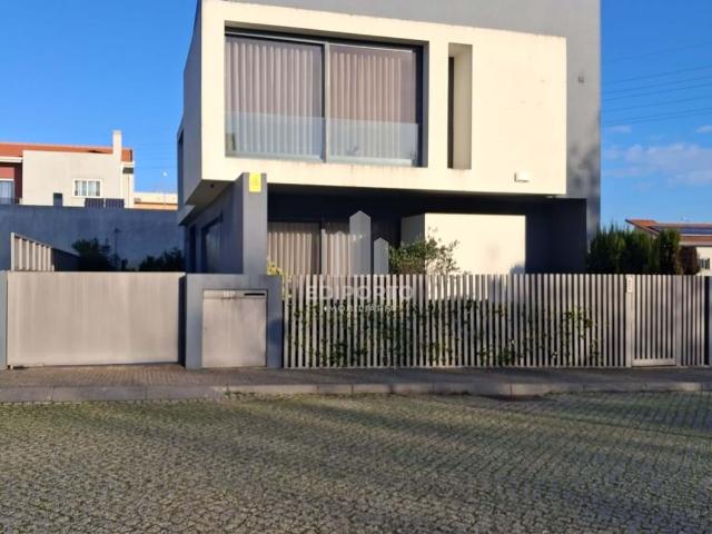 Moradia T4+1 com 4 Suítes e Acabamentos de Luxo, Maia