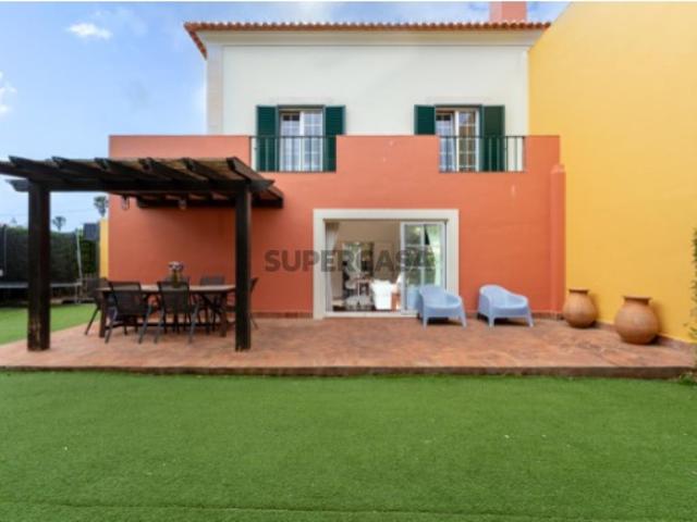 Moradia T4+1 com jardim na Areia em Cascais