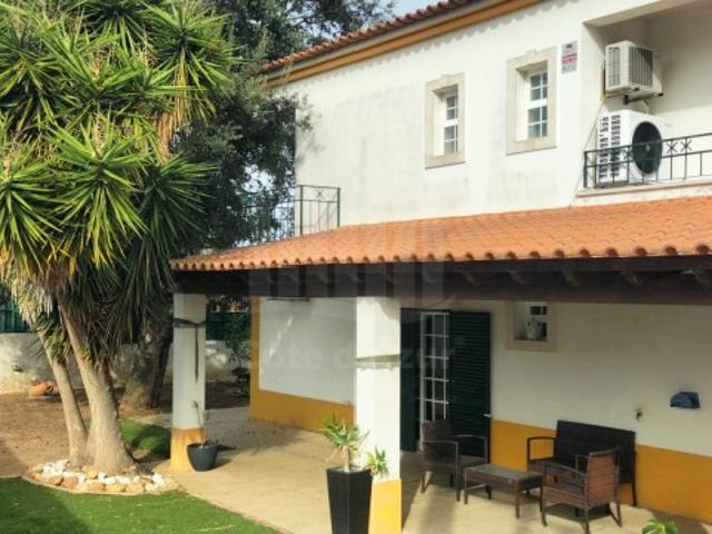 Moradia T4+1 com Jardim e Churrasqueira em Sesimbra, Castelo