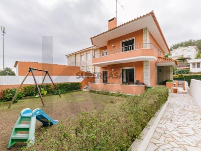 Moradia T4+1 com jardim e garagem para 3 carros na Av. de Sintra, Cascais 319m² de construção