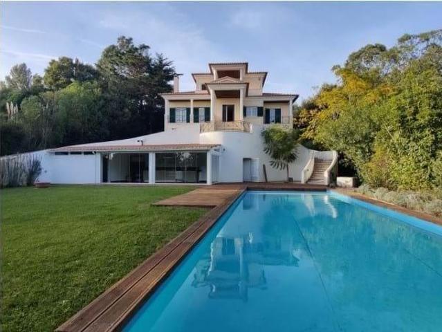 Moradia T4+1 com piscina e jardim, inserida num lote de 1.36. 400m² Agualva e Mira Sintra