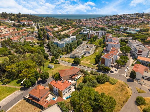 Moradia T4+1 com piscina e jardim, no Murganhal, Caxias
