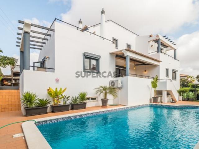 Moradia T4+1 com piscina e perto de Armação de Pêra