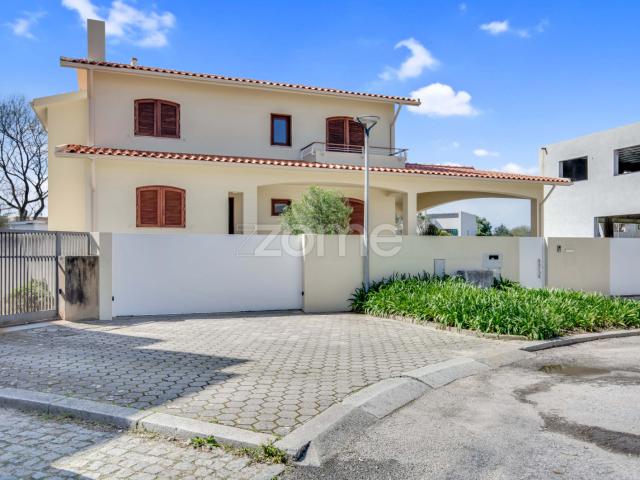 Moradia T4+1 de 4 frentes em Miramar, Vila Nova de Gaia