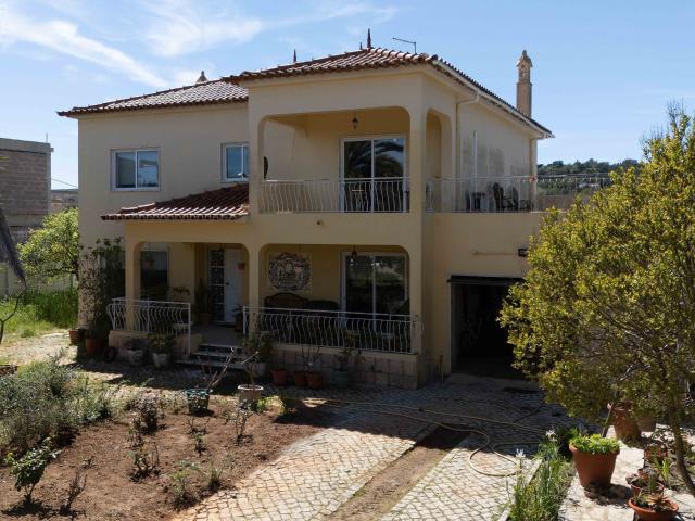 Moradia T4+1 de dois pisos com jardim