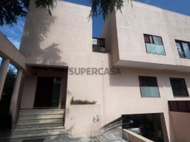 Moradia T4+1 em Ramalde Espaço, Privacidade e Eficiência Energética