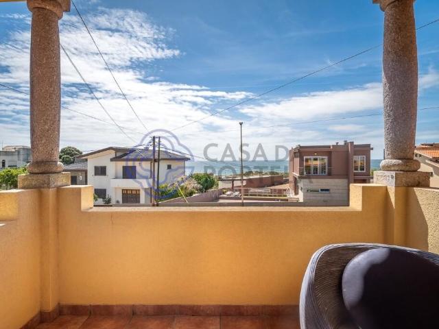 Moradia T4+1 Geminada — 1ª Linha da Praia, Vila Chã | Vista Mar e Anexo