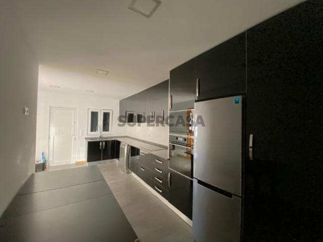 Moradia T4+1 geminada com Piscina, Terraços e Garagem Atalaia, Montijo