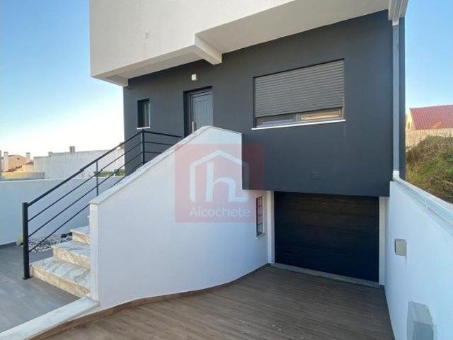 Moradia T4+1 geminada com Piscina, Terraos e Garagem Atalaia, Mo.