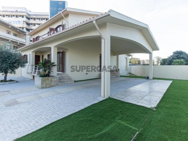 Moradia T4+1 localizada junto à praia da Sãozinha Miramar totalmente reabilitada