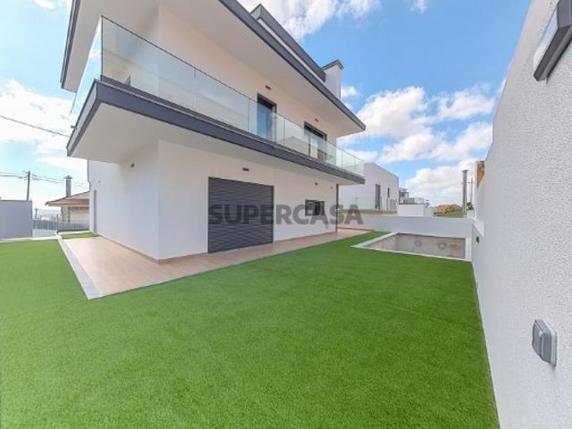 Moradia T4+1 Moderna com Piscina, Terraço e Vista para Lisboa Famões