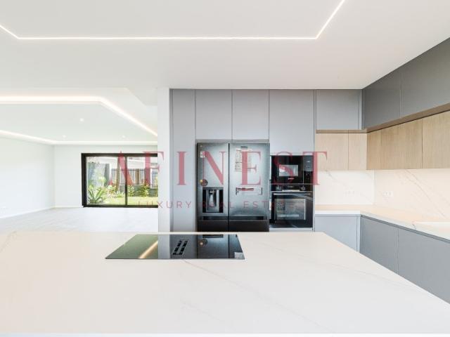 MORADIA T4+1 NO ARNEIRO CARCAVELOS PRONTA A HABITAR!
