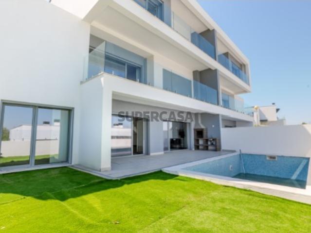 Moradia T4+1 no Funchalinho, com piscina e Garagem