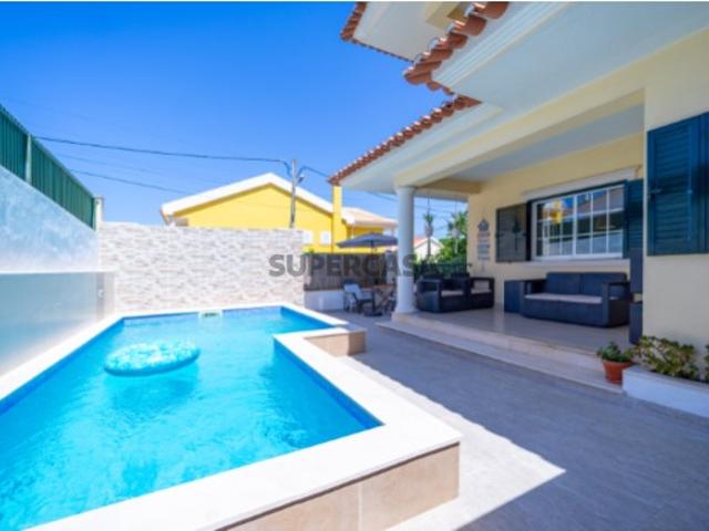 Moradia T4+2 com Piscina | Charneca da Caparica