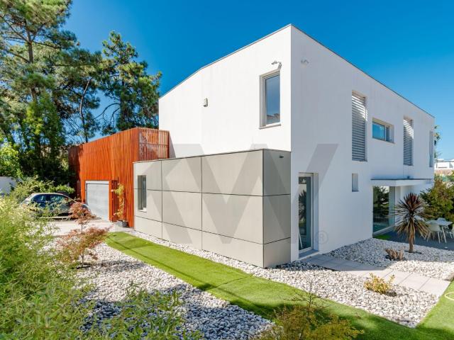 Moradia T4+2 com Piscina e Jardim em Marisol, Charneca de Caparica — 312 m² em Lote de 936 m²
