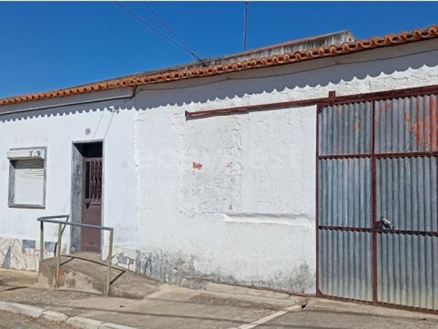 Moradia T4+2 com quintais e garagem no centro da aldeia de Baleizão