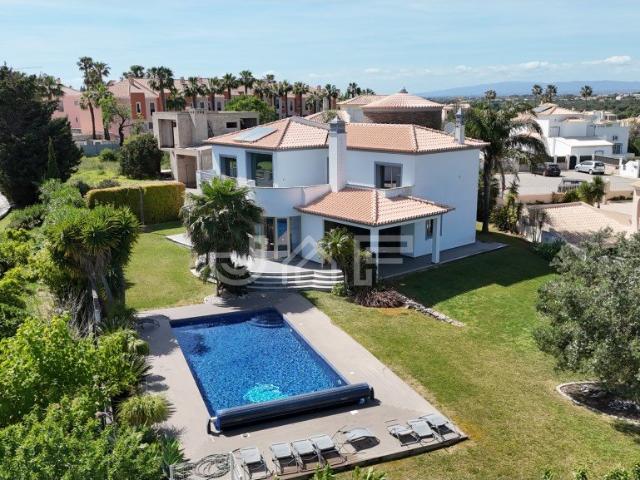 Moradia T4+2 Contemporânea com charme Algarvio 238m² Albufeira e Olhos de Água