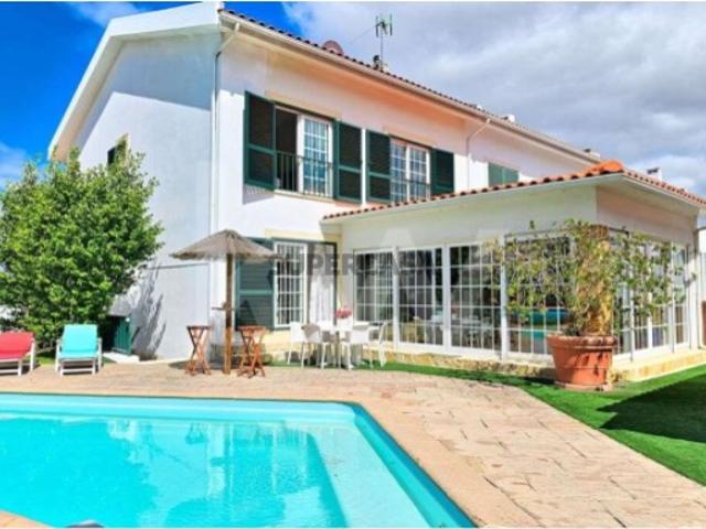 Moradia T4+2 em Albarraque com piscina