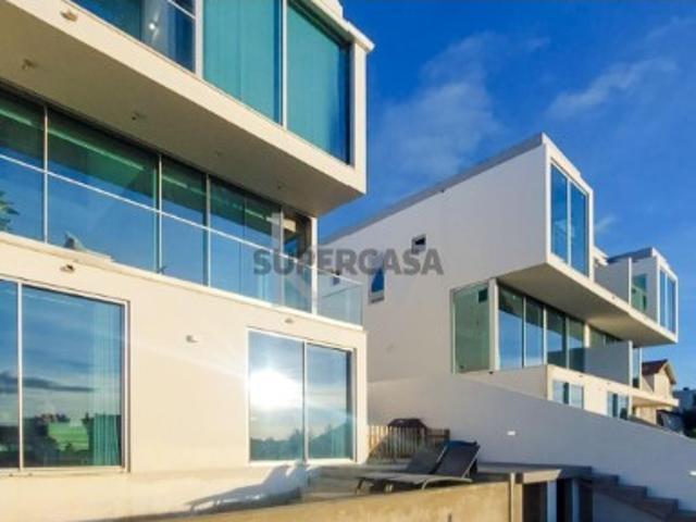 Moradia T4+2, Nova, no Monte Estoril, com elevador e vista surpreendente sobre a natureza e o mar