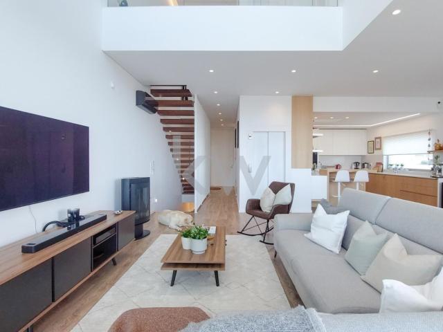 Moradia T4+2, Nova, no Monte Estoril, com elevador e vista s. 316m² Cascais e Estoril