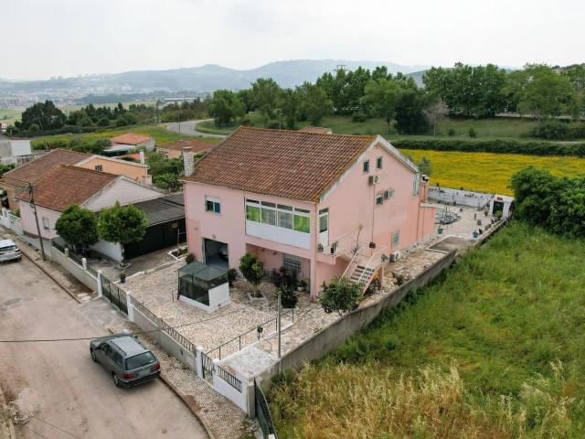 Moradia T4+4 com Piscina, Armazém e Terreno de 1056m² em Zona Tranquila