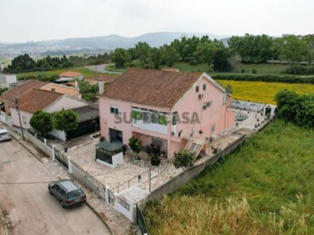 Moradia T4+4 com Piscina, Armazém e Terreno de 1056m² em Zona Tranquila
