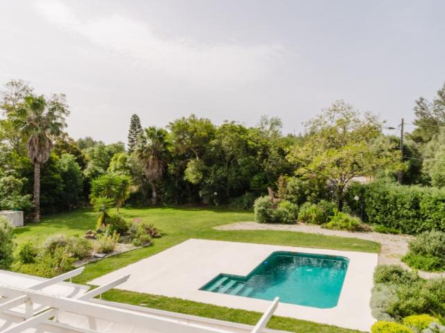 Moradia T4+4 com piscina e terreno de 7.120 m2 para venda em Bicesse | Potencial Construtivo