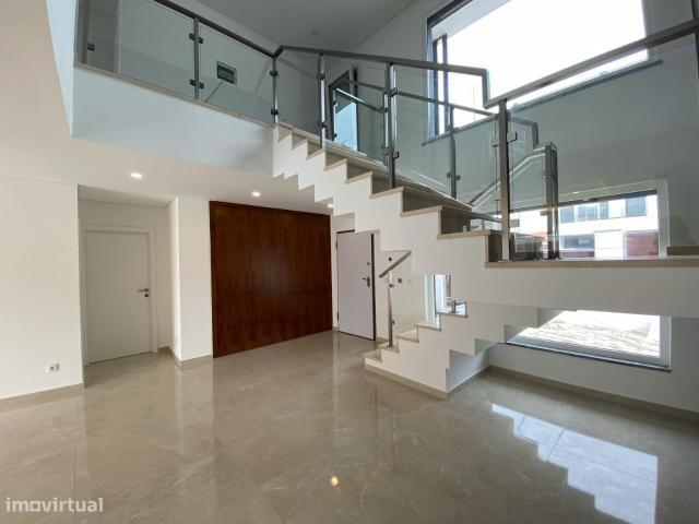 Moradia T4 Marisol/Aroeira a 10 m Praias e 10m Golf