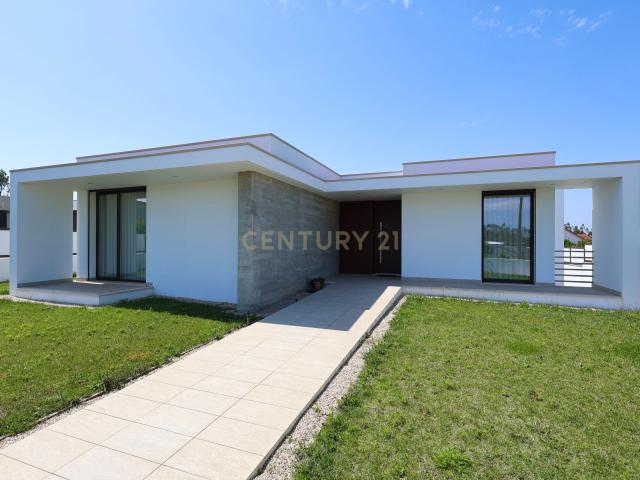 Moradia T4 Moderna com Piscina Aquecida e Jacuzzi a 15 Minutos da Praia