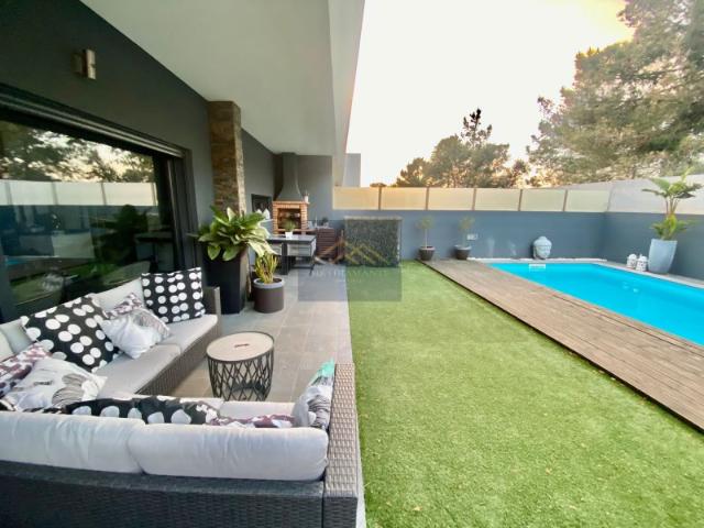 Moradia T4 Moderna com Piscina, Garagem e 2 Pisos na Charneca de Caparica