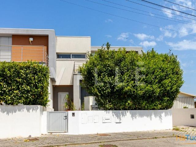 Moradia T4 moderna geminada em Oliveirinha | 25063973057