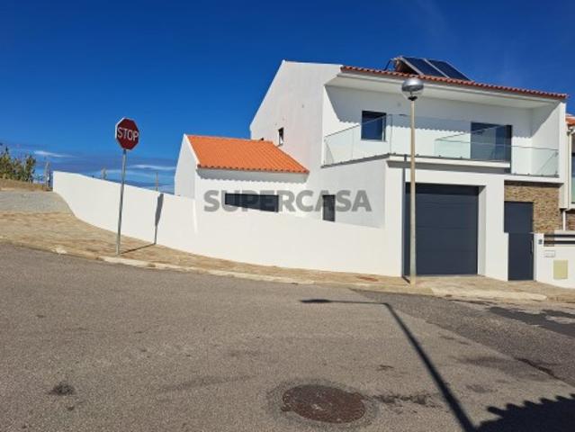 Moradia T4 na Ericeira com excelente localização e vista mar