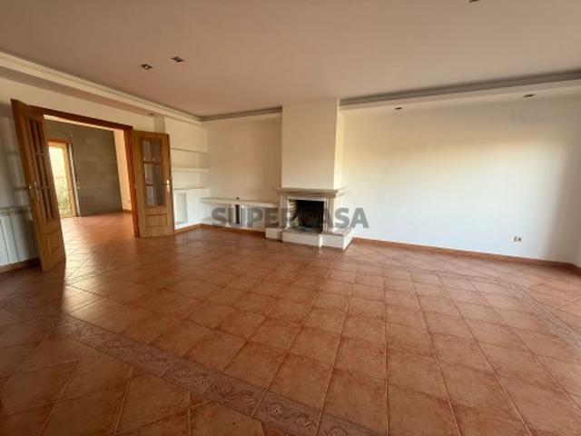 Moradia T4 na Urbanização Quinta do Rei Pousos