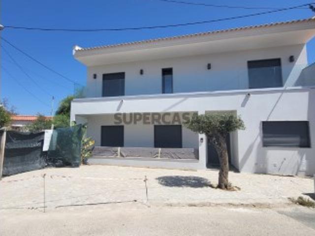 Moradia T4 no centro Almancil