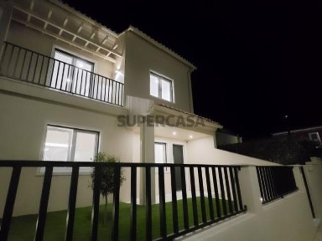 Moradia T4 no Centro de Vila Nogueira de Azeitão