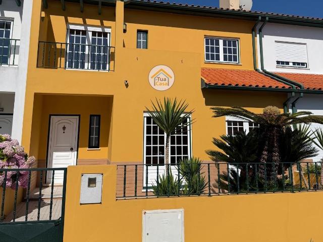 Moradia T4 no centro de Cantanhede com dois pisos e terraço