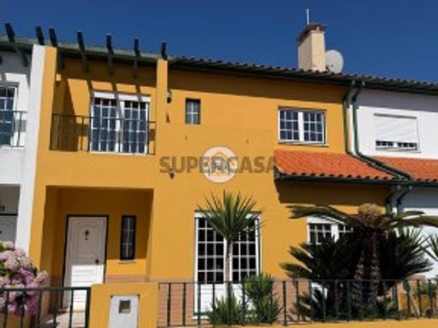 Moradia T4 no centro de Cantanhede com dois pisos e terraço