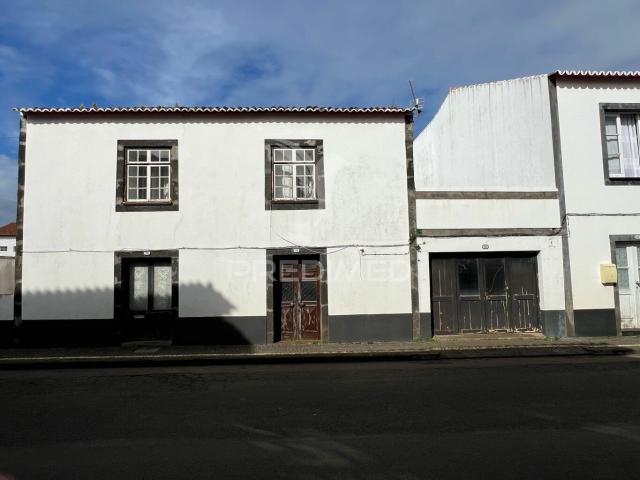 Moradia T4 no centro de Santa Cruz