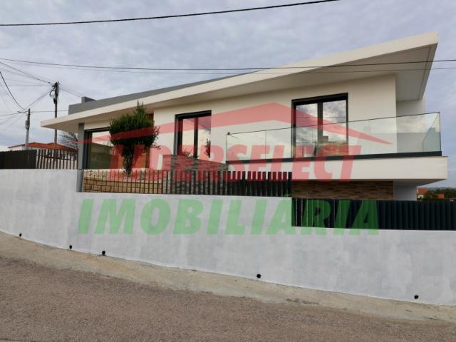 Moradia T4 Nova | 3 Suites e Conforto Junto ao Mar
