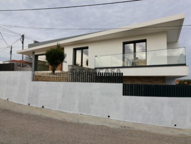Moradia T4 Nova | 3 Suites e Conforto Junto ao Mar